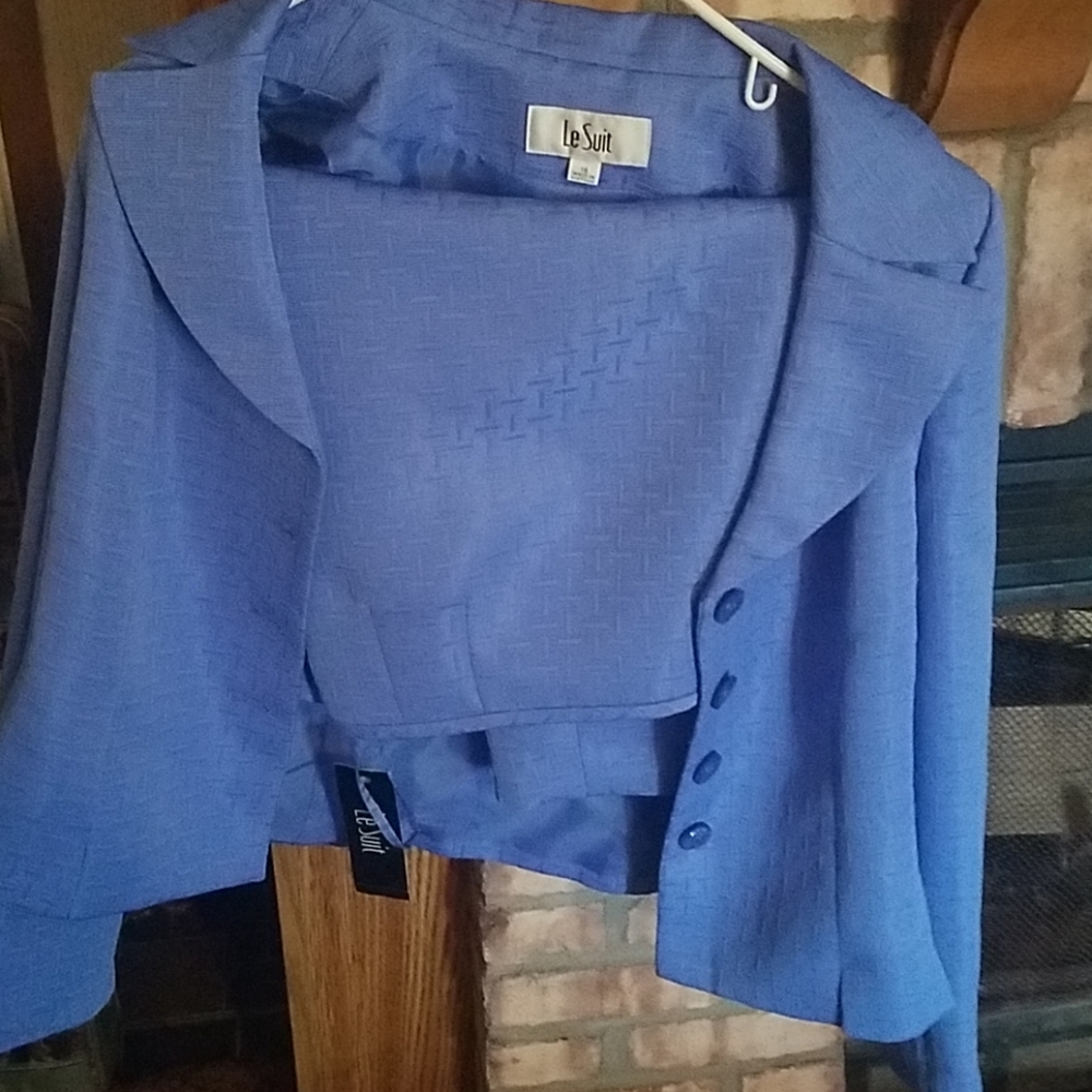 Skirt suit